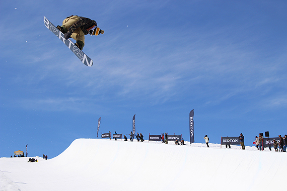 ハーフパイプジャンプ写真