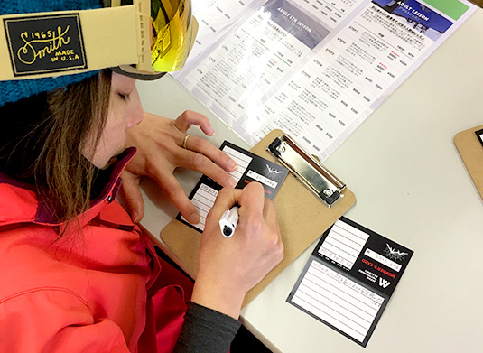 日本スノーボードアカデミー：カードに書き込んでいる画像